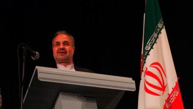 El embajador de Irán en España, Dr. Morteza Saffari Natanzi, desde el atril, junto a la bandera, hizo su intervención en el salón de actos del Centro Cultural Sanchinarro.