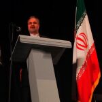 El embajador de Irán en España, Dr. Morteza Saffari Natanzi, desde el atril, junto a la bandera, hizo su intervención en el salón de actos del Centro Cultural Sanchinarro.