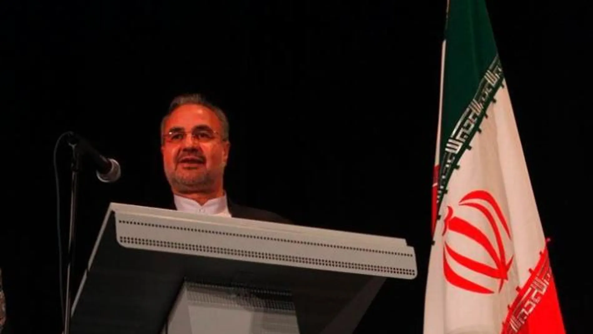 El embajador de Irán en España, Dr. Morteza Saffari Natanzi, desde el atril, junto a la bandera, hizo su intervención en el salón de actos del Centro Cultural Sanchinarro.