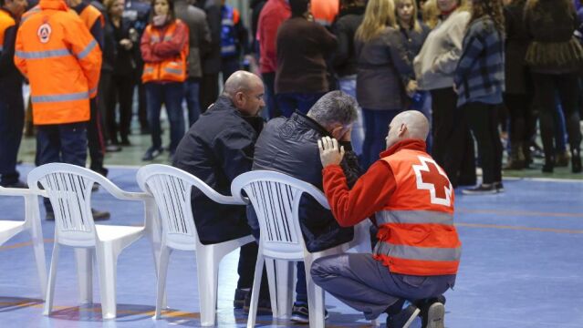 Un equipo de psicólogos atiende a los familiares de los fallecidos