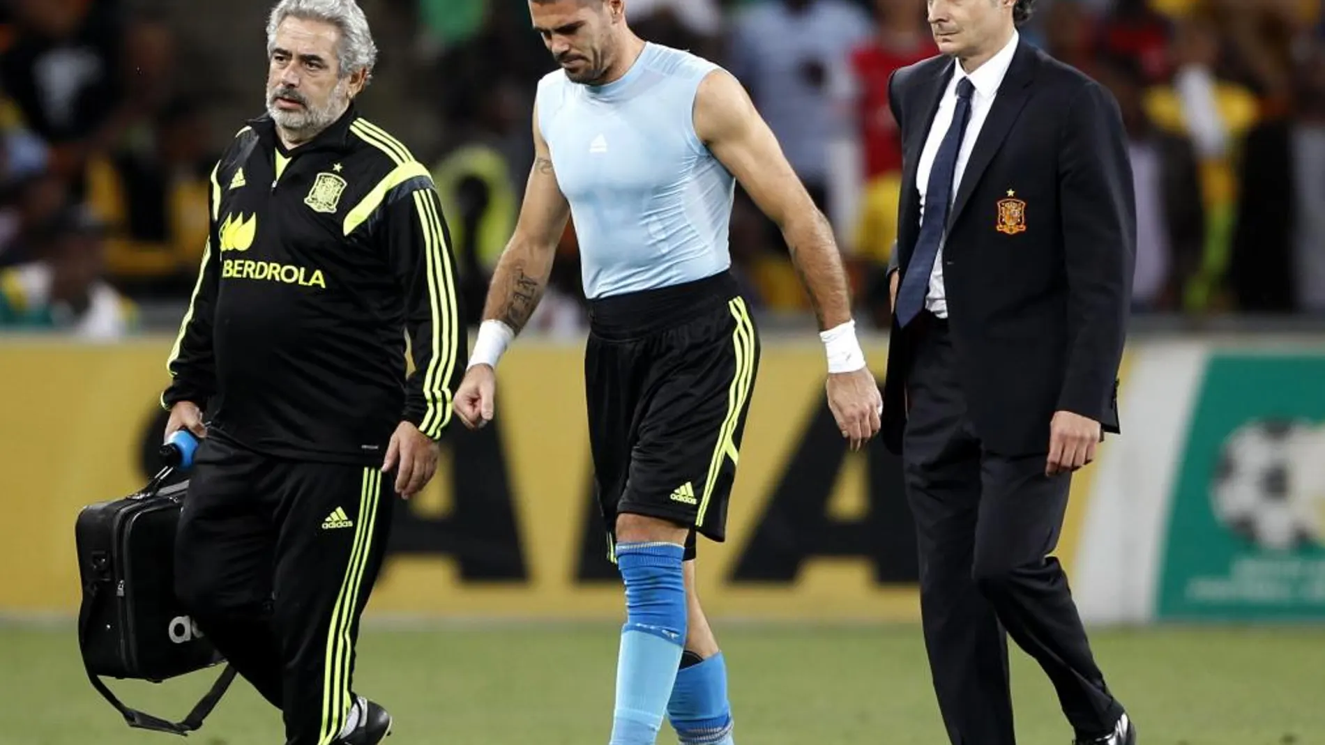 Momento en el que Victor Valdes abandona el césped del Soccer City tras romperse el gemelo