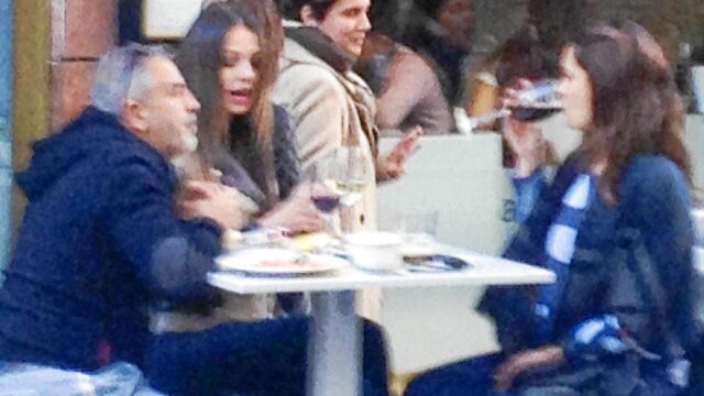 La modelo disfrutó de unos vinos con amigos en la capital hispalense