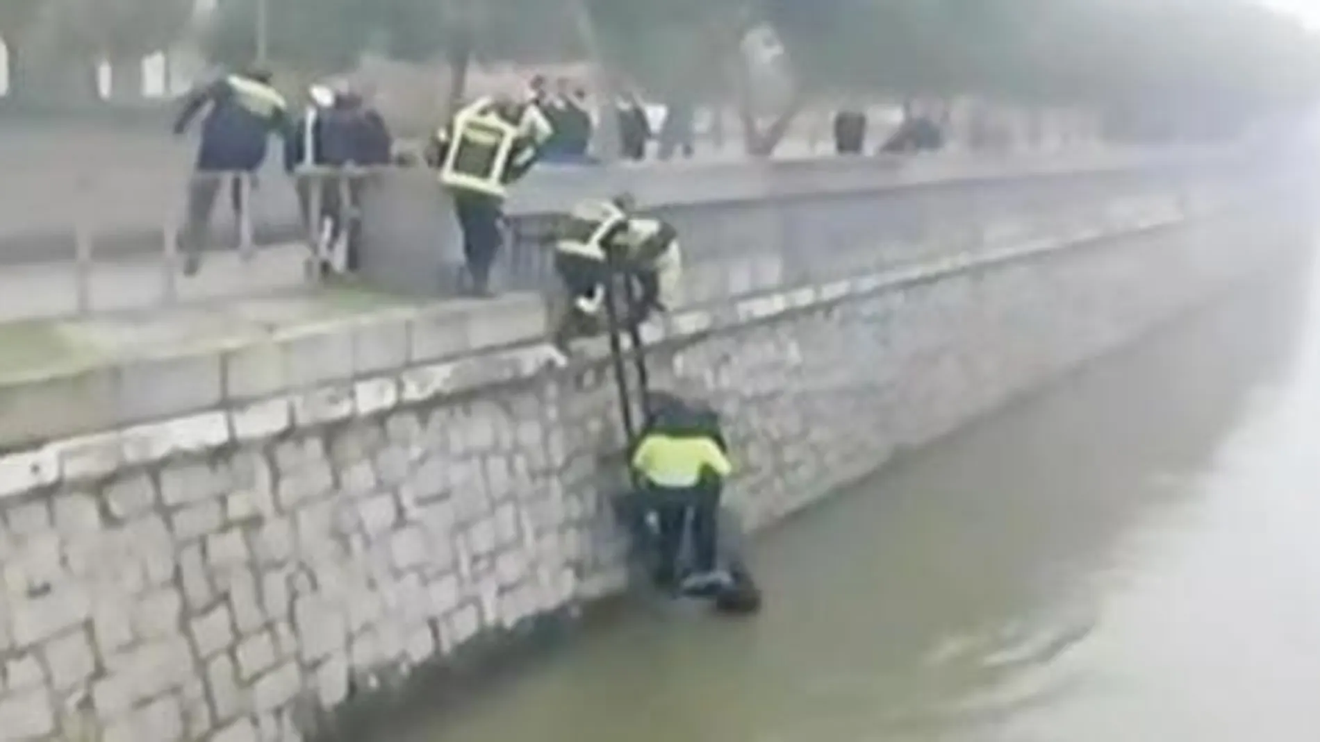 Momento en que la policía sacaba el cuerpo del hincha del Dépor del Manzanares.