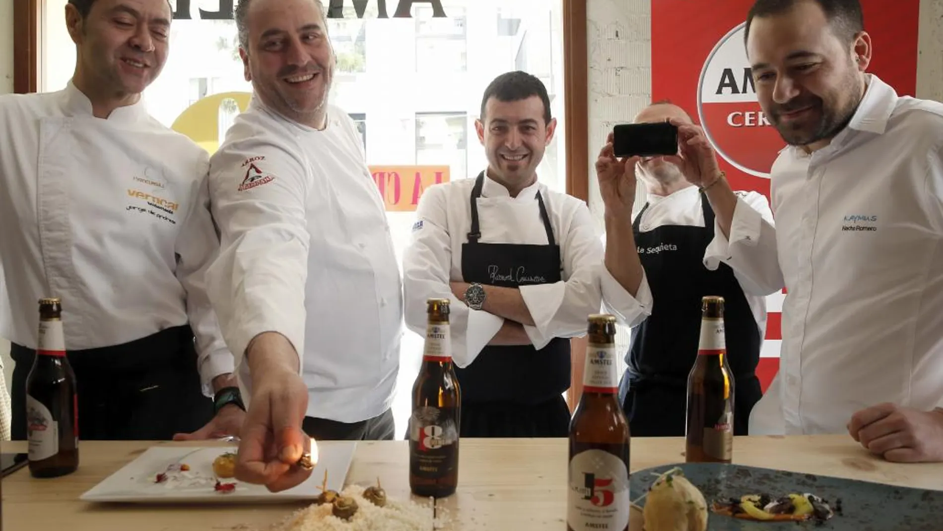 Los cocineros Ricard Camarena , Alejandro del Toro, Nacho Romero, Jorge de Andrésy Sebastián Romero presentan las cinco tapas que han elaborado para "materializar el sabor de las Fallas"