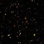Imagen proporcionada por el telescopio Hubble del espacio lejano, cuando el universo era más caliente y más concentrado de acuerdo con la teoría del Big Bang