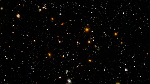 Imagen proporcionada por el telescopio Hubble del espacio lejano, cuando el universo era más caliente y más concentrado de acuerdo con la teoría del Big Bang