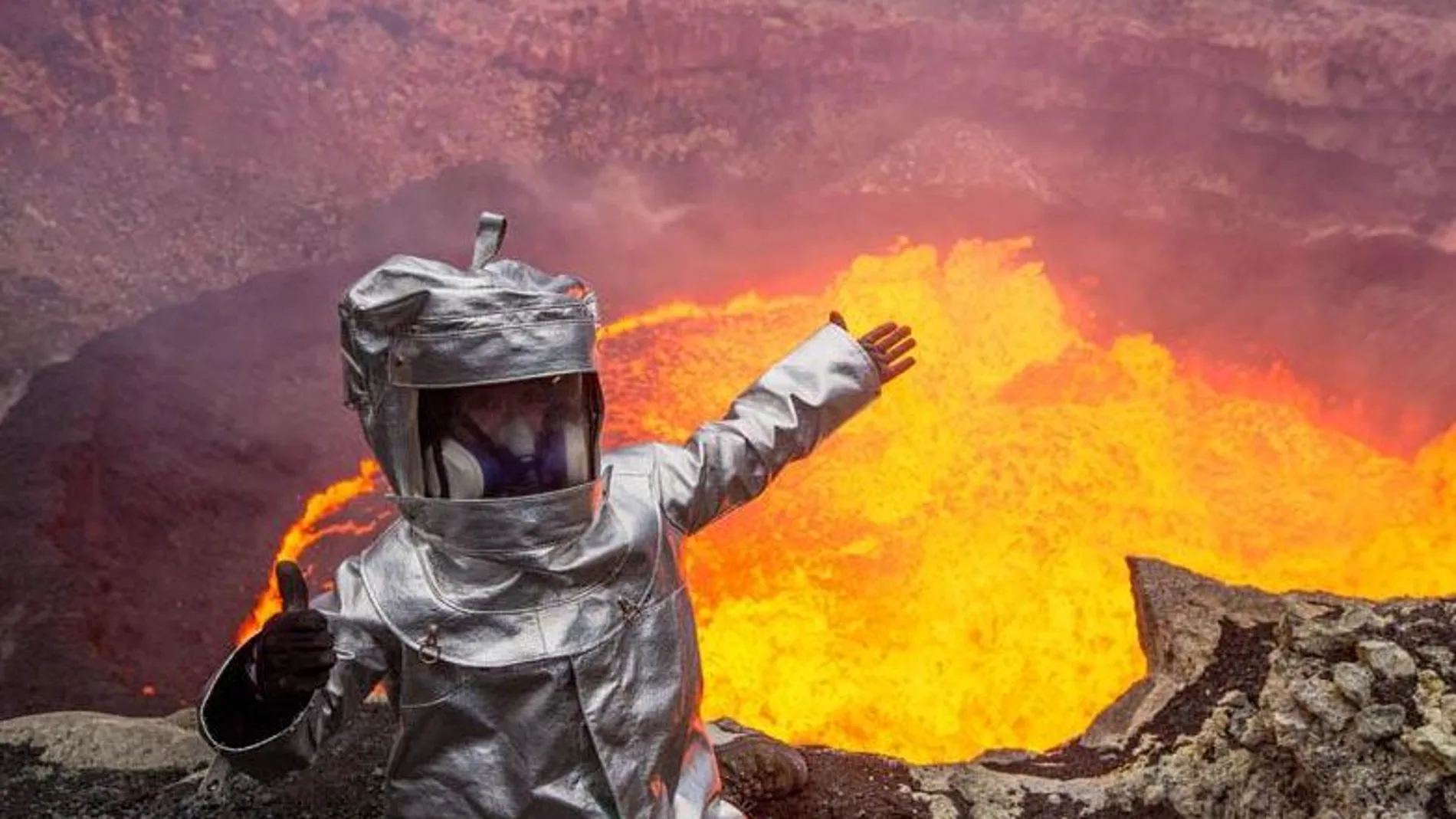 El «selfie» de un presentador dentro de un volcán activo