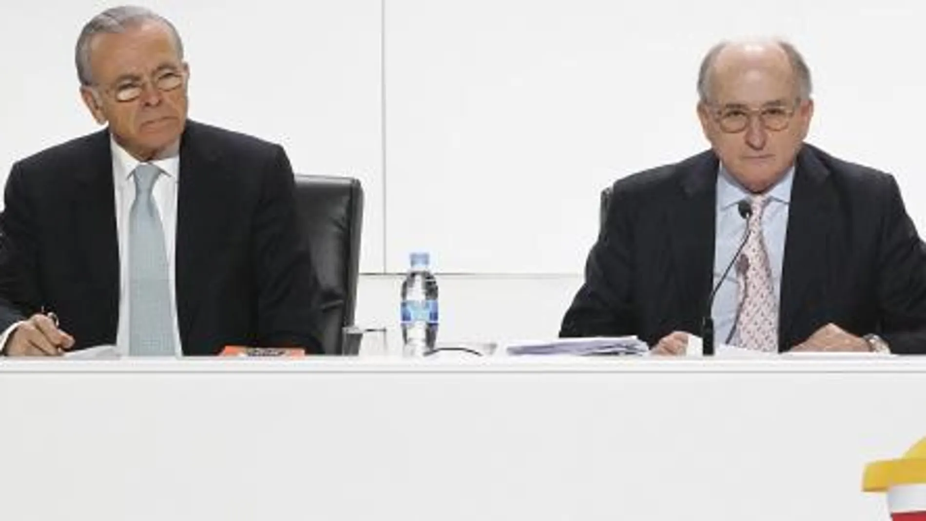 El presidente de Repsol, Antonio Brufau junto al presidente de CaixaBank, Isidro Fainé en la Junta General de Accionistas de la petrolera