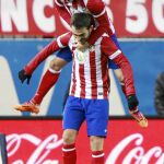 Villa felicita a Adrián tras su gol ante el Getafe