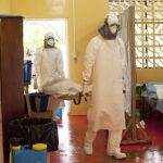 El Dr. Kent Brantly y un ayudante en el centro de tratamiento del ébola en Foya, Liberia