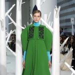 Una modelo luce una prenda de la colección Otoño-Invierno de la firma española Delpozo, presentada dentro del marco de la Semana de la Moda que se desarrolla en Nueva York.