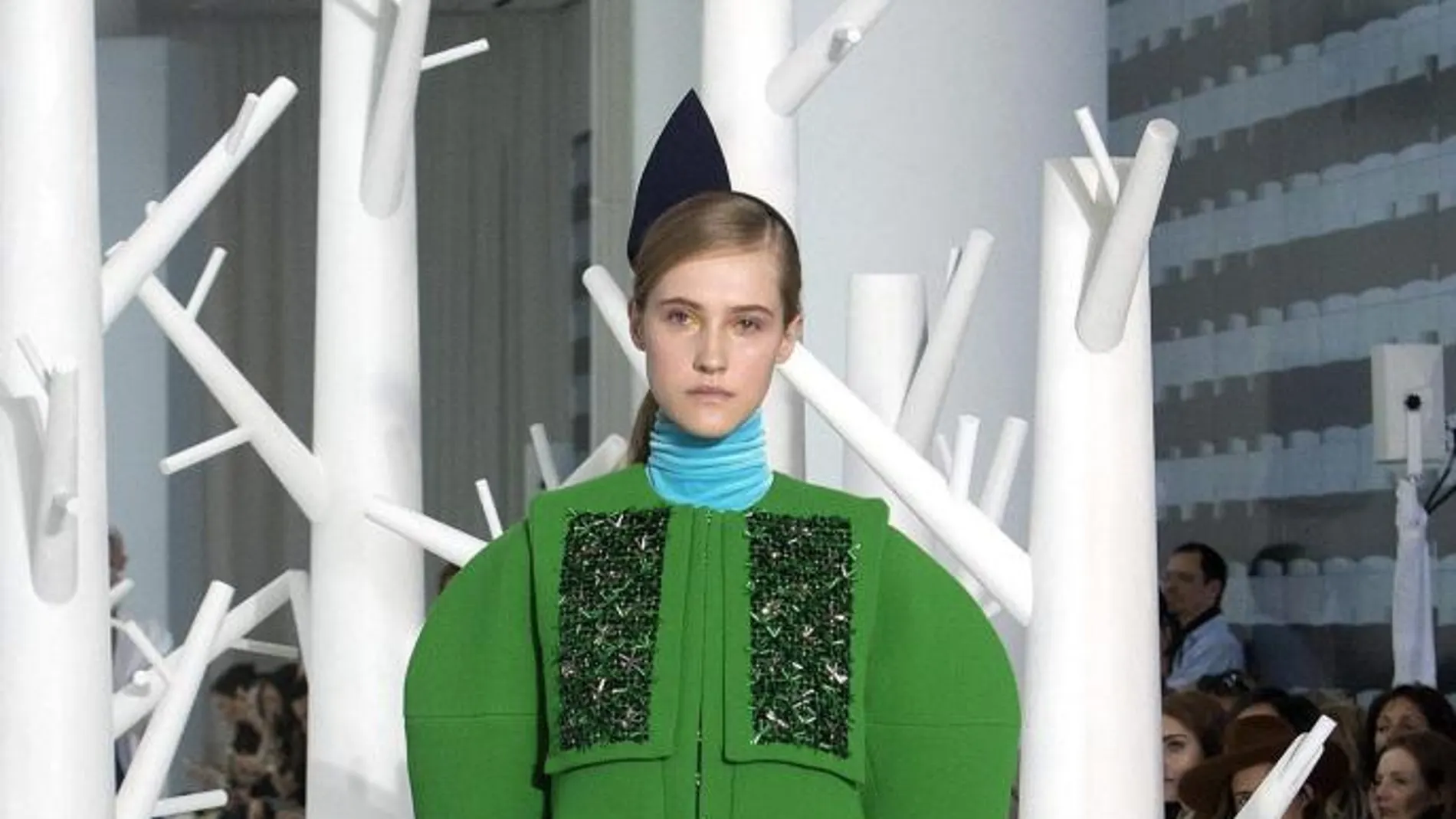 Una modelo luce una prenda de la colección Otoño-Invierno de la firma española Delpozo, presentada dentro del marco de la Semana de la Moda que se desarrolla en Nueva York.