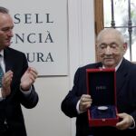 El president de la Generalitat, Alberto Fabra, entrega la medalla de plata del Consell Valencià de Cultura al presidente de la Fundación Areces, Isidoro Álvarez Álvarez
