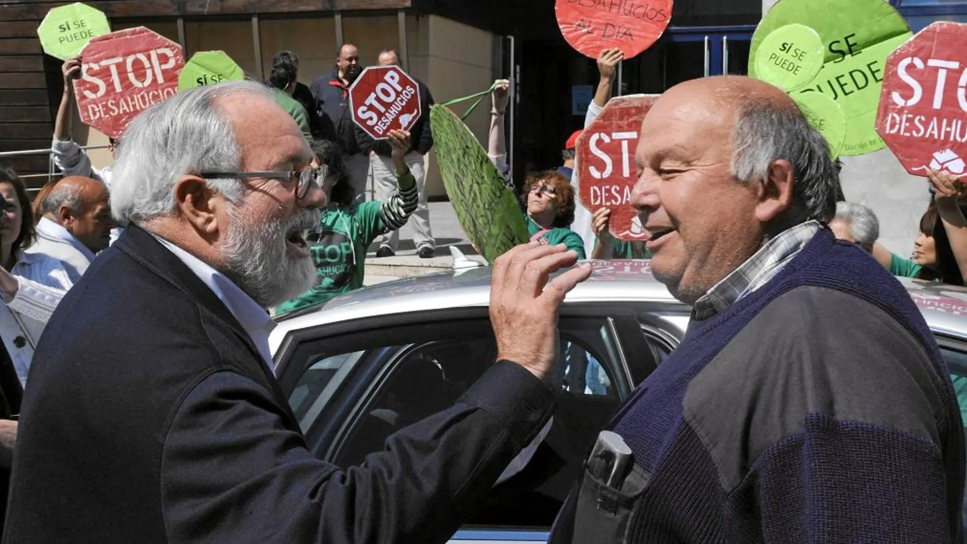 Cañete sufrió un escrache antes de su intervención en Oviedo