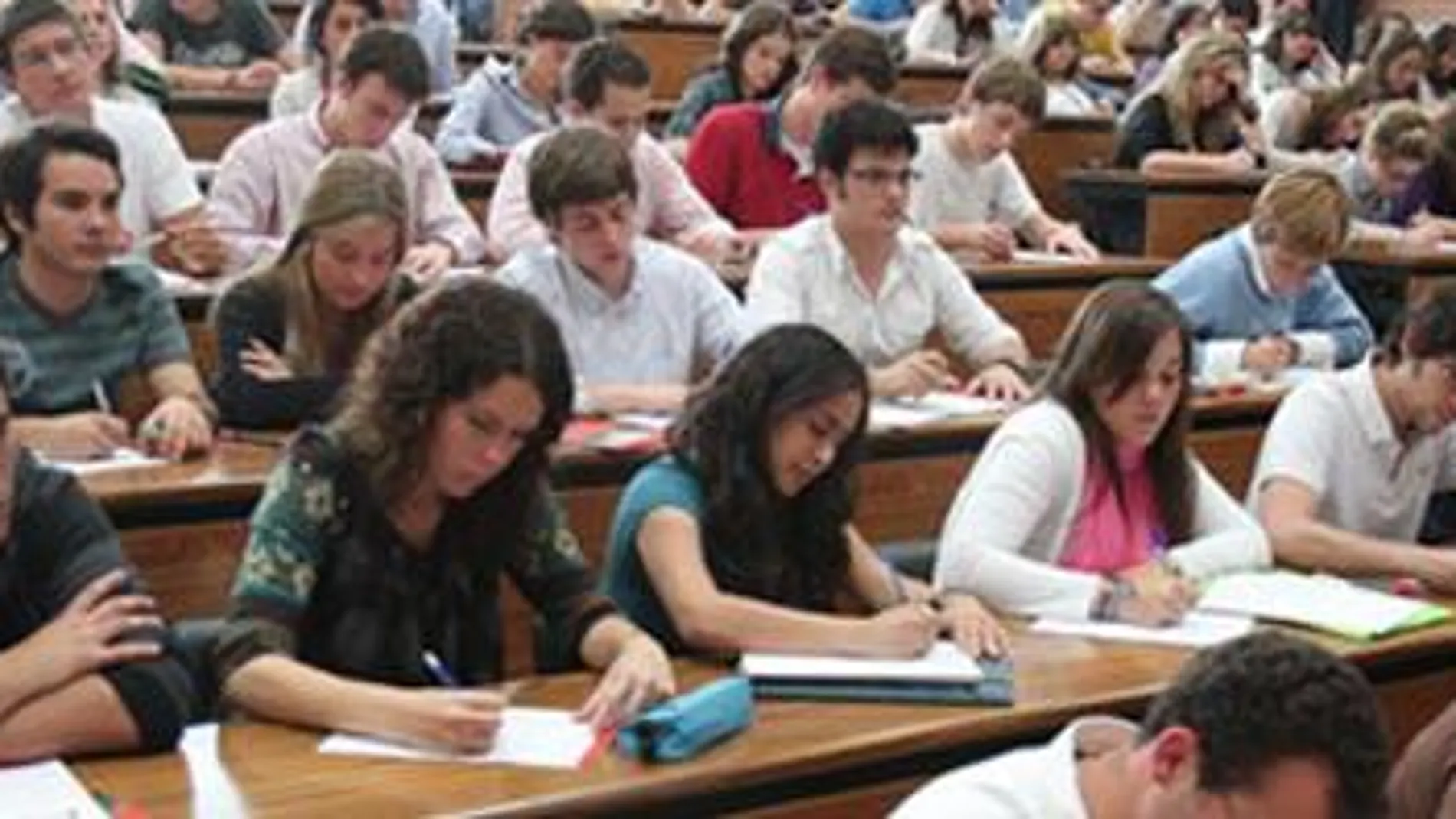 La cuantía media de las becas universitarias baja por primera vez en 15 años