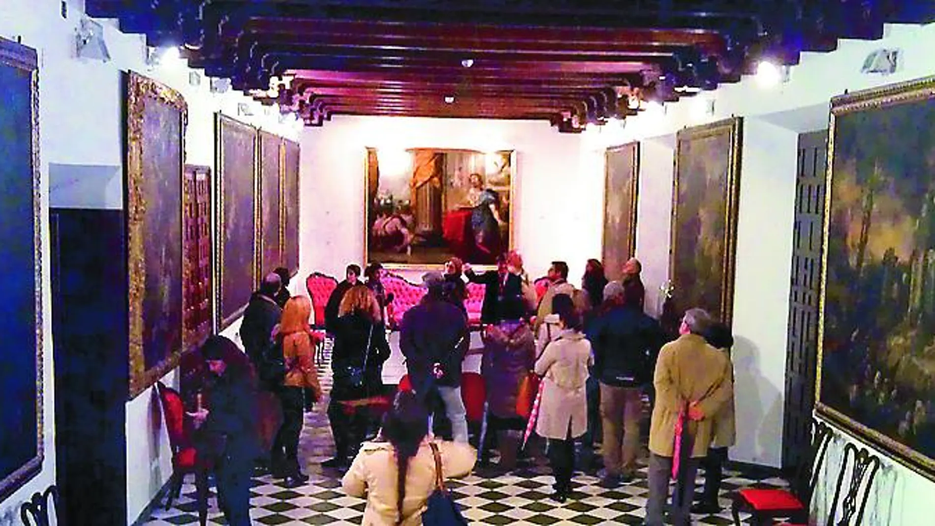 Las visitas recorren la iglesia de San Jorge y varias estancias de la institución, como la biblioteca o la sala capitular