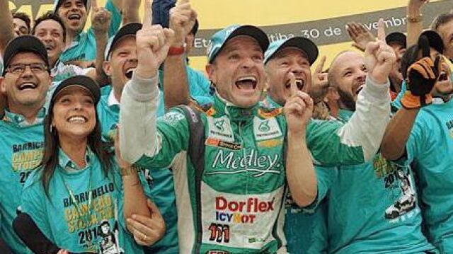 Barrichelo celebra su título.