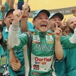 Barrichelo celebra su título.