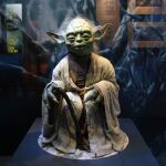 Una figura de Yoda en la exposición «Star Wars Identities» en Saint-Denis