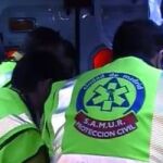 Los sanitarios del Samur atienden al herido.