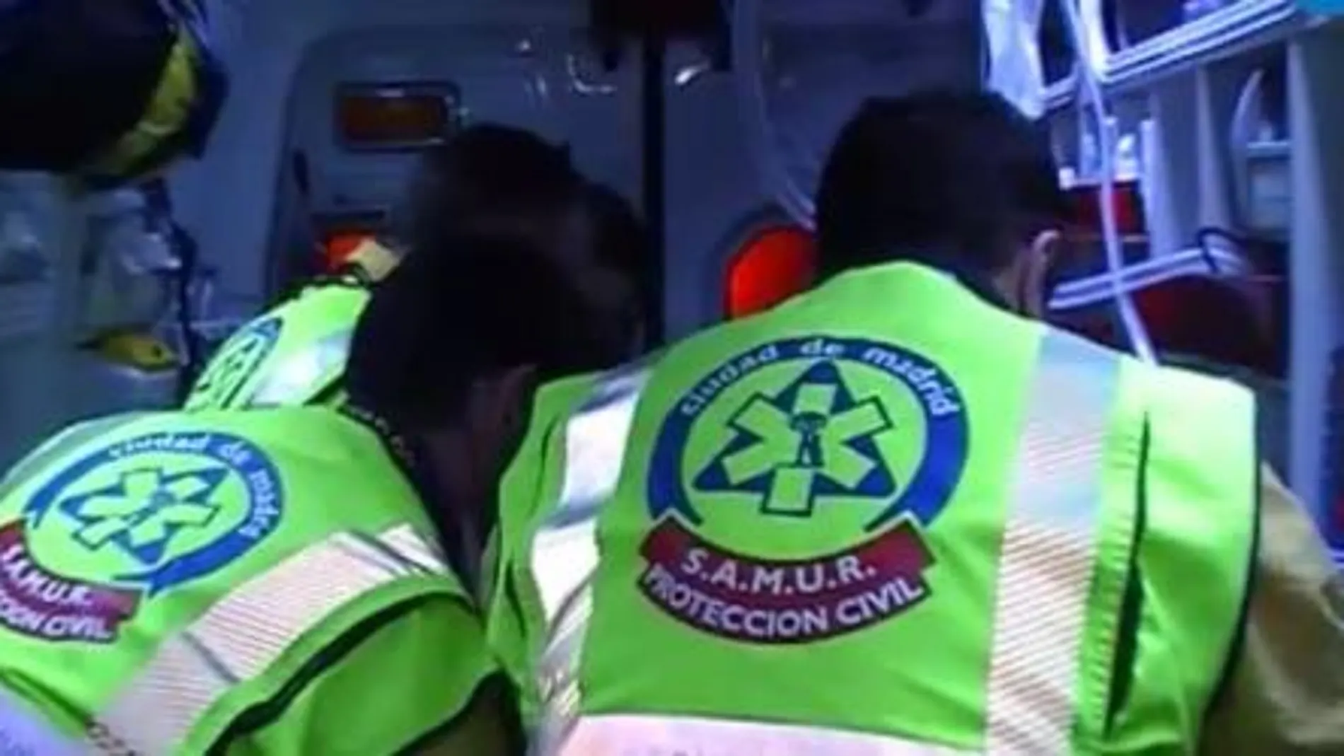 Los sanitarios del Samur atienden al herido.