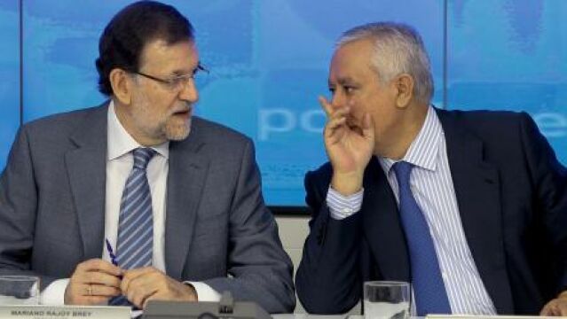 Mariano Rajoy conversa con Javier Arenas, al inicio de la reunión hoy del Comité Ejecutivo Nacional de su partido.