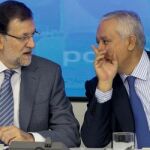 Mariano Rajoy conversa con Javier Arenas, al inicio de la reunión hoy del Comité Ejecutivo Nacional de su partido.