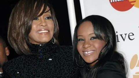 Imagen de archivo de 2011 de Whitney Houston, y su hija, Bobbi Kristina Brown
