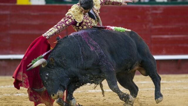 Morante de la Puebla da un derechazo al cuarto de la tarde