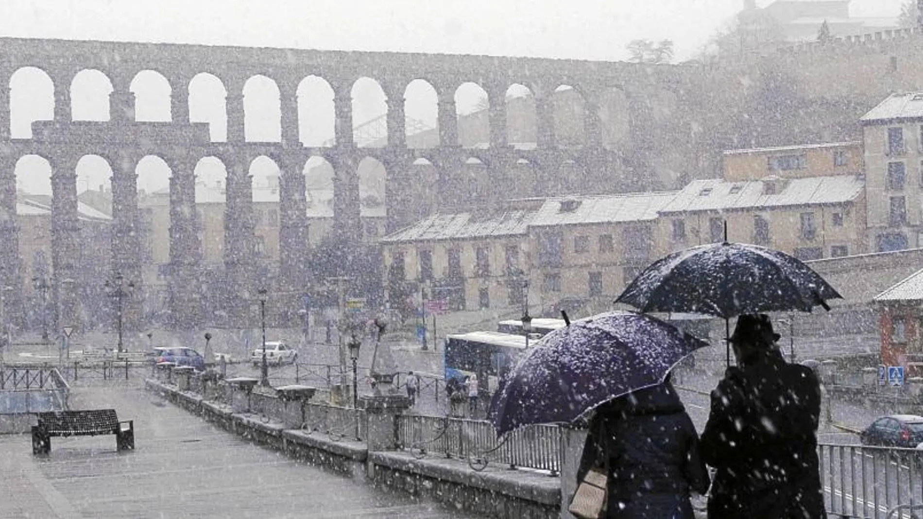 Paisaje de lluvia y nieve con el Acueducto romano de Segovia en la jornada de ayer