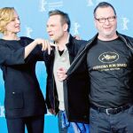 Lars von Trier, provocador con su camiseta, junto a Uma Thurman y Christian Slater, en la Berlinale