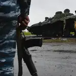 Un soldado ucraniano observa un tanque de guerra de rebeldes prorrusos destruido por un ataque del ejército ucraniano el 7 de julio de 2014, en Slaviansk (Ucrania).