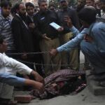 Policiías paquistaníes junto al cadáver de Farzana Iqbal