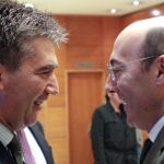 El director general de la Policía, Ignacio Cosidó (i), y el delegado del Gobierno en el País Vasco, Carlos Urquijo
