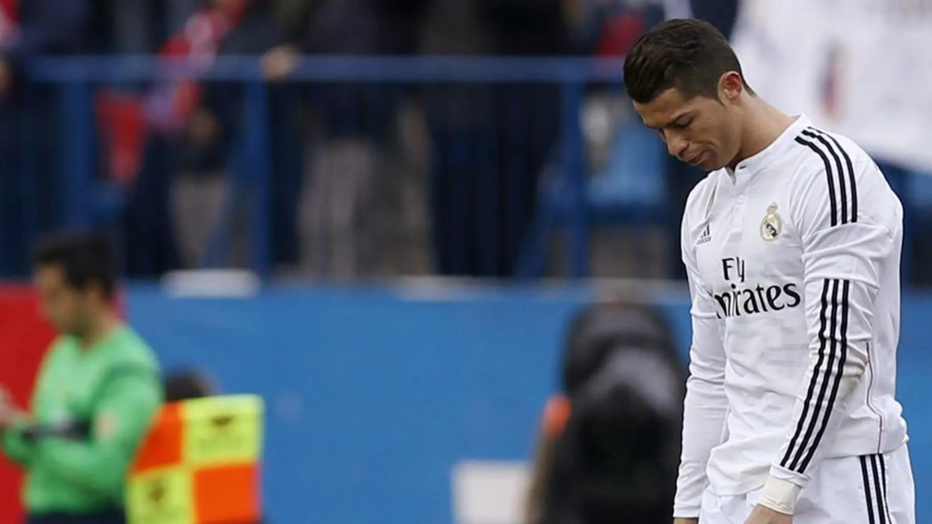 El delantero portugués del Real Madrid, Cristiano Ronaldo, muestra su decepción durante el partido frente al Atlético