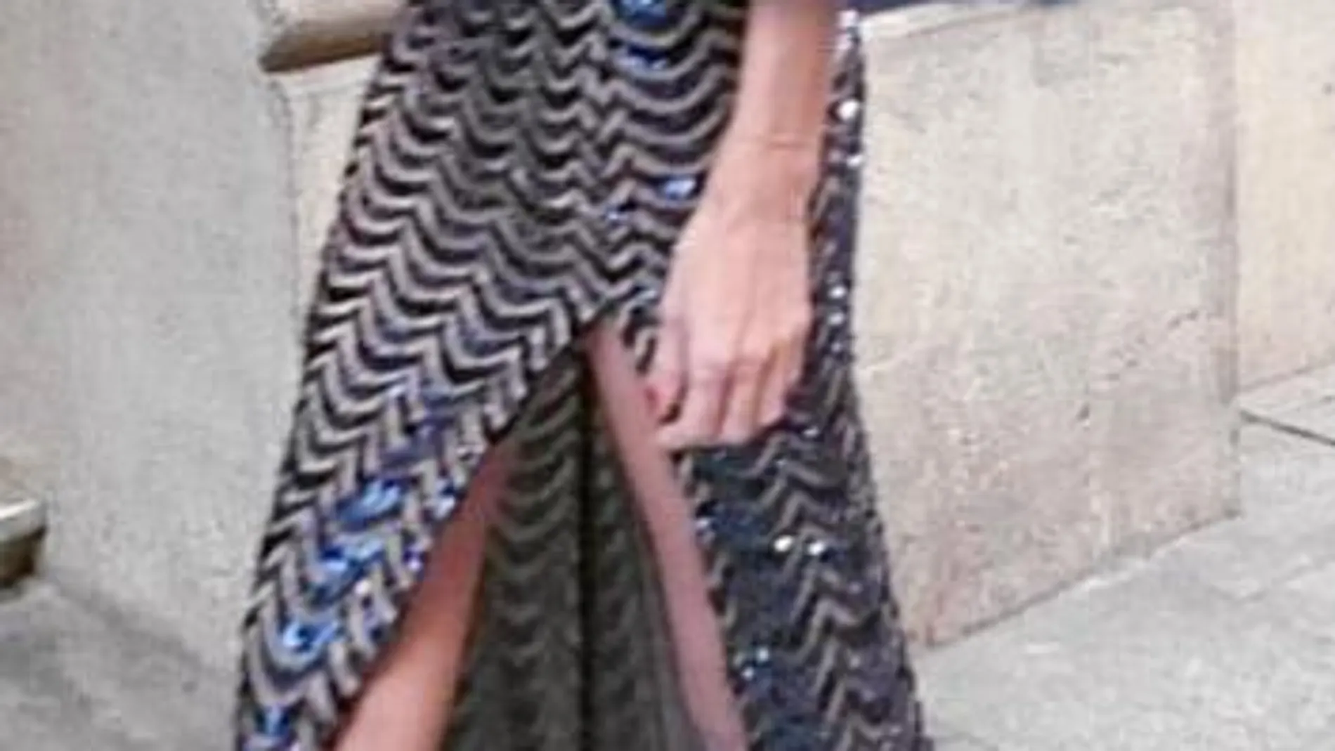 Clara Courel luce un vestido azul noche con abertura
