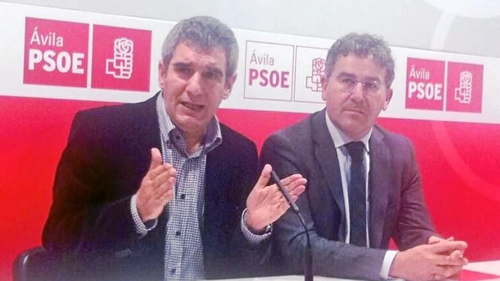 El secretario regional del PSOE, Julio Villarrubia, atiende a los medios en compañía del líder provincial de Ávila, Tomás Blanco