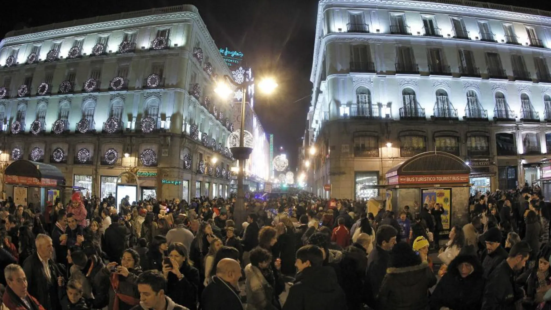 Multitud de personas abarrotan esta tarde la madrileña Puerta del Sol