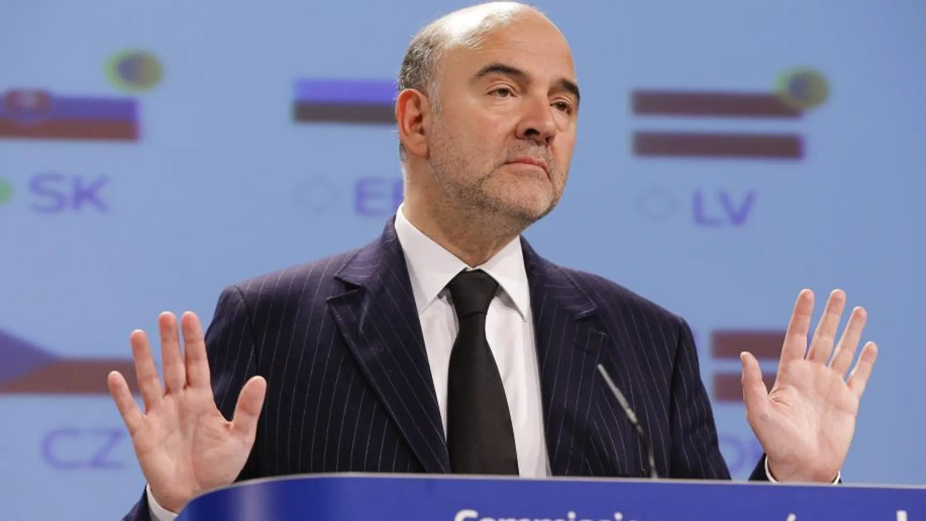 El comisario europeo de Economía y Finanzas, Pierre Moscovici, comparece en rueda de prensa en la sede de la Comisión Europea en Bruselas (Bélgica).