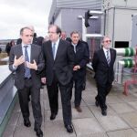 Herrera escucha al arquitecto de LUCIA Francisco Valbuena, mientras recorre sus instalaciones junto al consejero Juan José Mateos y el rector Marcos Sacristán, entre otros
