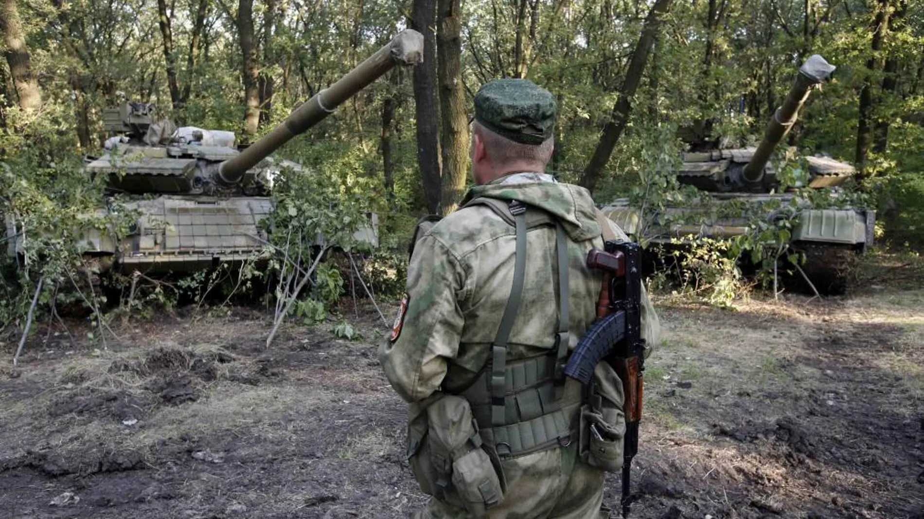 Un separatista prorruso del batallón de Vostok frente a tanques rusos T-64 tanks en Donetsk