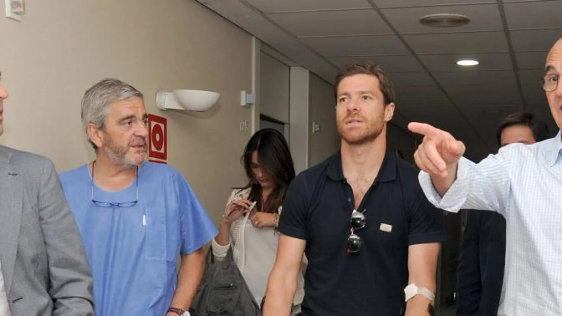 Xabi Alonso con los doctores Ripoll (derecha) y Del Prado