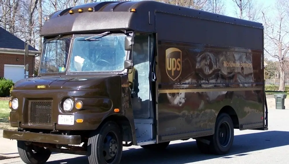 Una furgoneta de reparto de UPS
