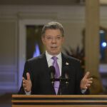 El presidente colombiano, Juan Manuel Santos, habla durante una alocución televisada desde Bogotá