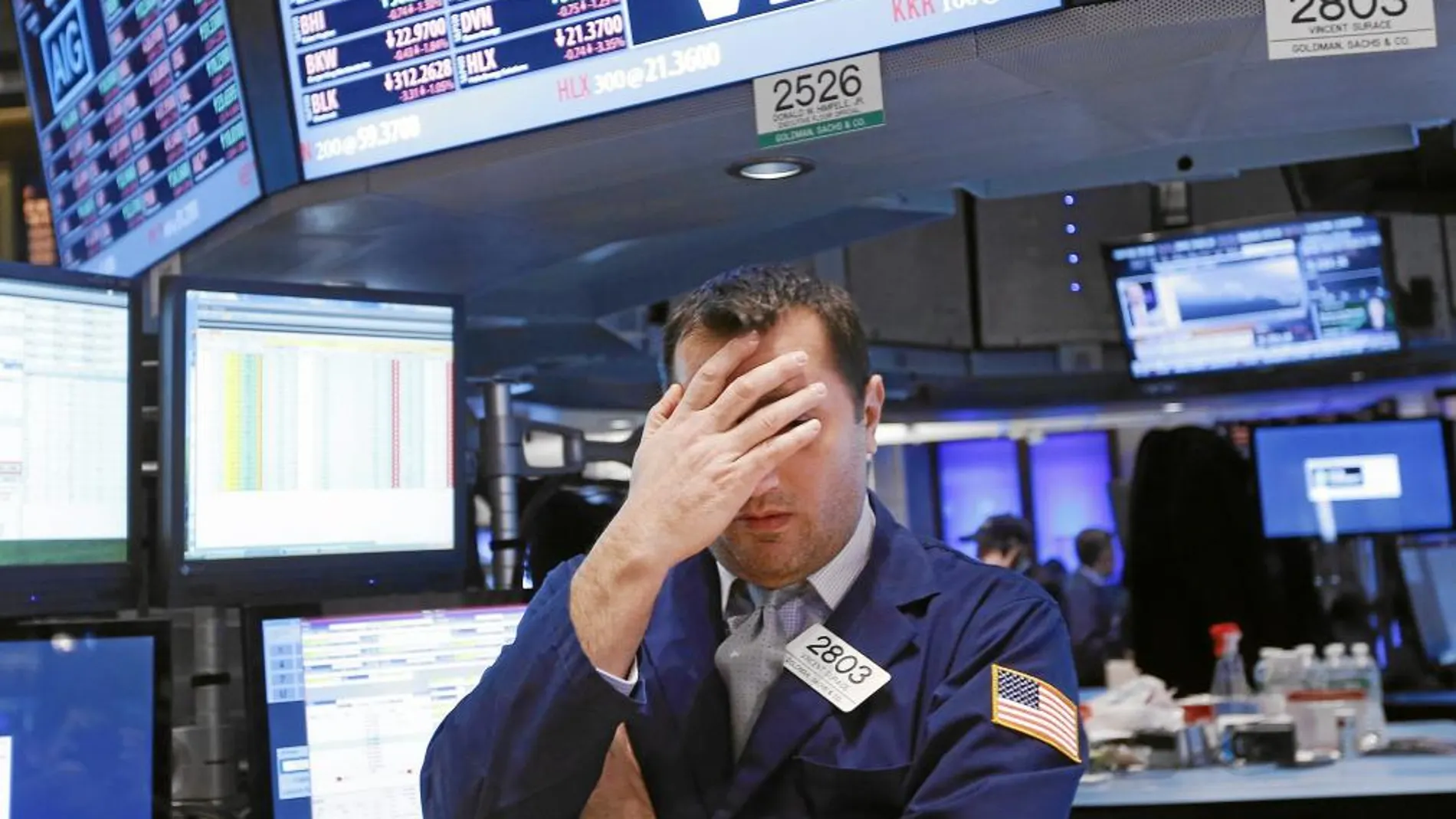 Un bróker de Wall Street se lleva las manos a la cabeza en la sesión del viernes