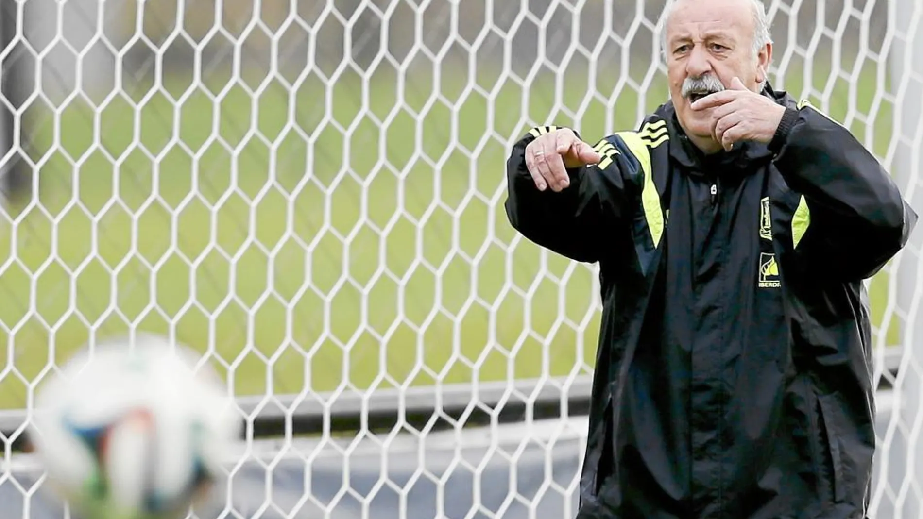 Del Bosque, con gesto serio durante el último entrenamiento de la Selección en Curitiba