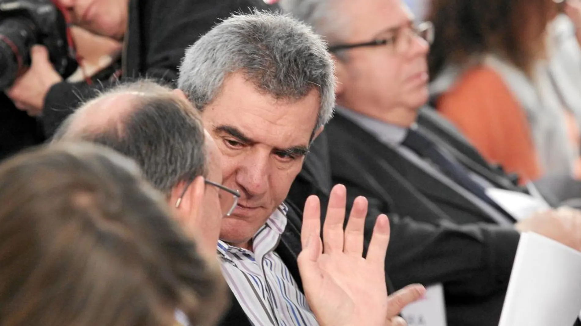 Julio Villarrubia dialoga con Mario Bedera durante el Comité Federal celebrado en Madrid