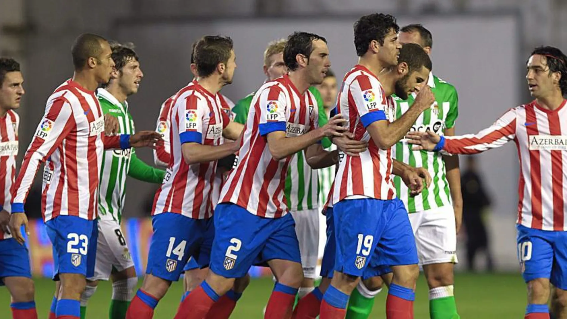 Jugadores del Atlético de Madrid y del Betis en un momento del partido de vuelta de cuartos de final de Copa del Rey