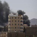 El humo sale de un edificio incendiado por los combates en Saná, la capital de Yemén.
