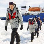 Varios pasajeros de la expedición que viajaba en el barco ruso Akadémik Shokálskiy, que quedó atrapado en el hielo antártico